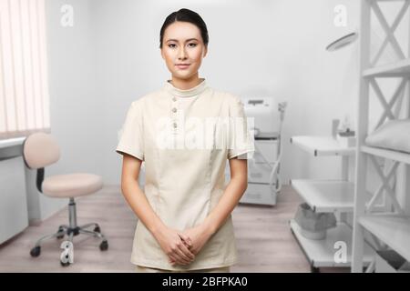 Jeune esthéticienne asiatique au salon de spa au travail Banque D'Images