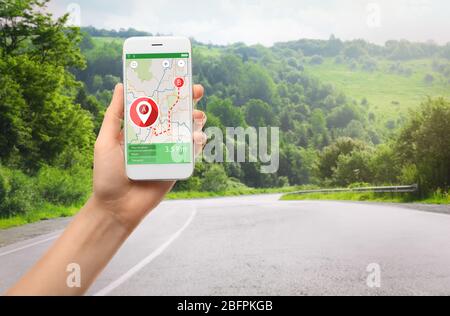 Concept d'applications de voyage. Femme utilisant l'application de carte dans le smartphone pour planifier l'itinéraire et la route en arrière-plan Banque D'Images