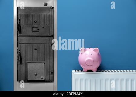 Concept d'économies d'énergie. Chaudière à combustible solide et radiateur avec rangée de pigmentation sur fond couleur Banque D'Images