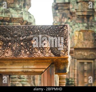 Détail de la sculpture de bas relief de démon dans la mythologie hindoue, sur Banteay Srei ancien temple à Angkor Wat, Siem Reap, Cambodge Banque D'Images