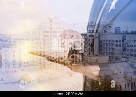 Concept de marketing. Double exposition de l'homme d'affaires à l'aide d'une tablette et d'un environnement urbain Banque D'Images