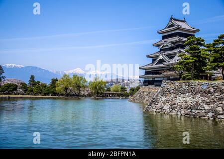 Superbe château de Matsumoto avec Alpes japonaises en arrière-plan, Japon Banque D'Images