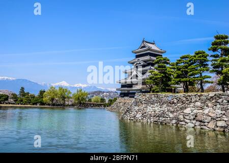 Superbe château de Matsumoto avec Alpes japonaises en arrière-plan, Japon Banque D'Images