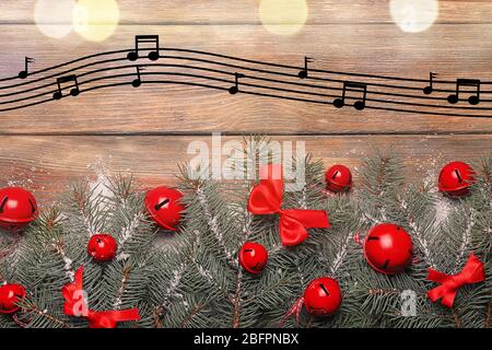 Composition avec décorations de fête et notes sur fond en bois. Concept de musique et de chansons de Noël Banque D'Images