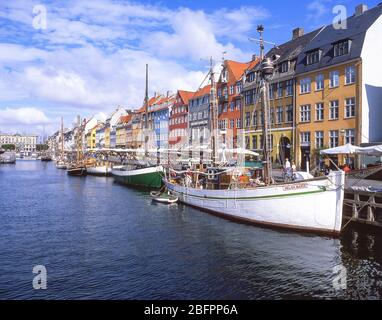 Entrepôts colorés et voiliers, canal de Nyhaven, Indre By, Copenhague (Kobenhavn), Royaume du Danemark Banque D'Images