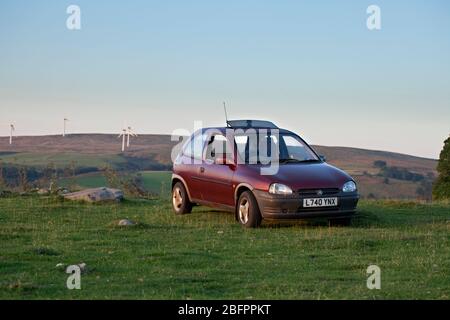 1993 L enregistrement bordeaux berline 3 portes Vauxhall / Opel Corsa voiture dans la campagne Banque D'Images