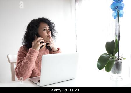 une femme entreprenante travaillant à domicile pense Banque D'Images