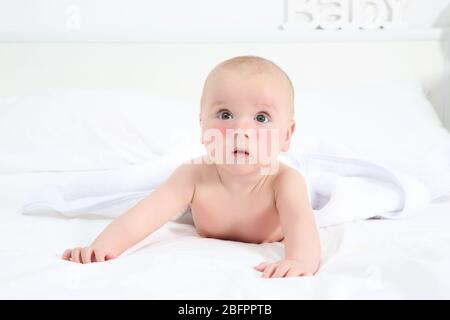 Petit enfant avec une éruption rouge posée sur le lit. Concept d'allergies de bébés Banque D'Images