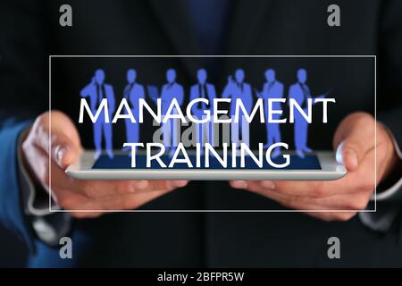 Concept de formation en gestion. Homme d'affaires tenant une tablette, gros plan Banque D'Images