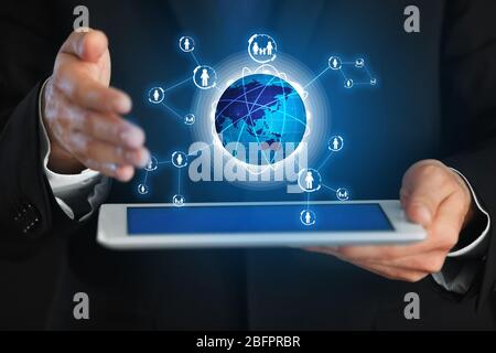 Concept de systèmes d'information de gestion. Homme avec tablette, gros plan Banque D'Images