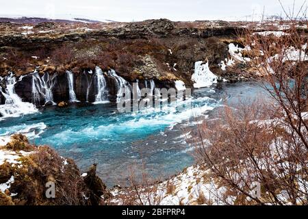 Chutes d'eau de Hraunfossiles qui se jettent dans la rivière Hvita alimentée par les glaciers en Islande en hiver Banque D'Images