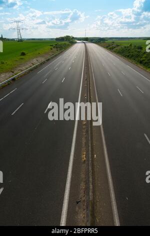 France, Loiret (45), Chaingy à l'ouest de la ville d'Orléans, autoroute A 10 complètement désertée le samedi 18/4/20 pendant le confinement du Covid 19 Banque D'Images