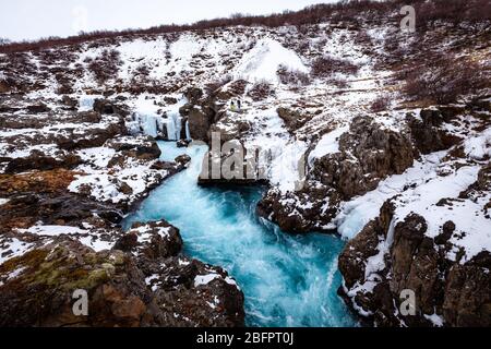 Barnafoss (Bjarnafoss) chute d'eau près de Hraunfosar sur la rivière Hvita alimentée par des glaciers dans l'ouest de l'Islande en hiver Banque D'Images