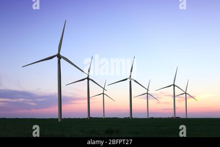 Éoliennes sur le terrain. Concept de thechnologie écologique Banque D'Images