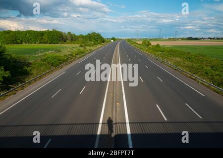 France, Loiret (45), Chaingy à l'ouest de la ville d'Orléans, autoroute A 10 complètement désertée le samedi 18/4/20 pendant le confinement du Covid 19 Banque D'Images