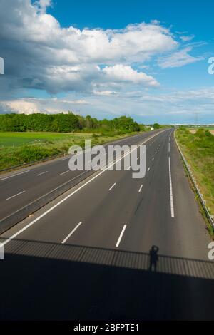 France, Loiret (45), Chaingy à l'ouest de la ville d'Orléans, autoroute A 10 complètement désertée le samedi 18/4/20 pendant le confinement du Covid 19 Banque D'Images