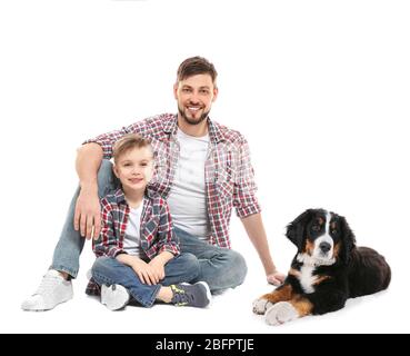 Père et fils avec chien sur fond blanc Banque D'Images