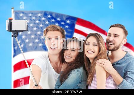 Des amis ont tailler le selfie et le drapeau des États-Unis sur fond Banque D'Images