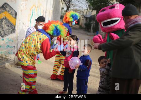 Khan Yunis, la bande de Gaza, Palestine. 19 avril 2020. Des clowns à Khan Yunis, ville du sud de la bande de Gaza, pour sensibiliser les enfants à la COVID-19. Crédit: Mahmoud Khatab/Quds Net News/ZUMA Wire/Alay Live News Banque D'Images