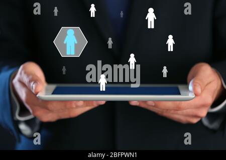 Homme tenant une tablette, gros plan. Concept de gestion des ressources humaines Banque D'Images