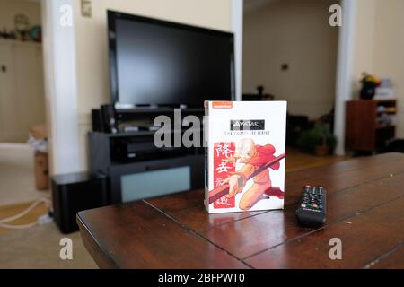 Coffret DVD de l'Avatar de Nickelodeon - le dernier Airbender: La série complète" émission de télévision animée sorti en 2015 sur un salon à la maison. Banque D'Images