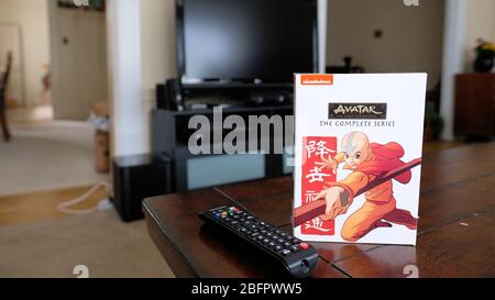Coffret DVD de l'Avatar de Nickelodeon - le dernier Airbender: La série complète" émission de télévision animée sorti en 2015 sur un salon à la maison. Banque D'Images