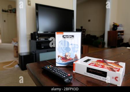 Coffret DVD de l'Avatar de Nickelodeon - le dernier Airbender: La série complète" émission de télévision animée sorti en 2015 sur un salon à la maison. Banque D'Images
