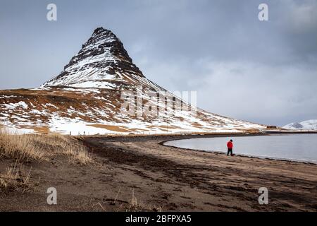 Kirkjufell montagne couverte de neige avec un lac gelé, Grundarfjordur, péninsule de Snaefellsnes, Islande Banque D'Images
