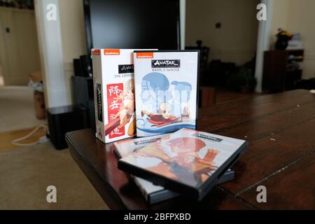 Coffret DVD de l'Avatar de Nickelodeon - le dernier Airbender: La série complète" émission de télévision animée sorti en 2015 sur un salon à la maison. Banque D'Images