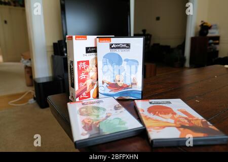 Coffret DVD de l'Avatar de Nickelodeon - le dernier Airbender: La série complète" émission de télévision animée sorti en 2015 sur un salon à la maison. Banque D'Images