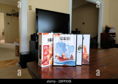 Coffret DVD de l'Avatar de Nickelodeon - le dernier Airbender: La série complète" émission de télévision animée sorti en 2015 sur un salon à la maison. Banque D'Images