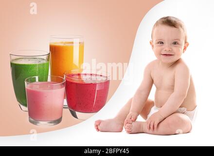 Collage de bébé mignon et de verres avec différents smoothies sains Banque D'Images