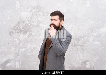 Normes de beauté pour les hommes. Concept de vêtements pour hommes. Taille basse élégante et élégante. Homme barbu pensant extérieur. Homme style automne. Tenue d'affaires décontractée. Style et tendance de la mode. Look tendance de l'homme occupé. Banque D'Images