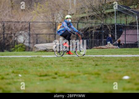 New York, New York, États-Unis. 19 avril 2020. Atmosphère au Hudson River Park à Manhattan, New York, États-Unis, ce dimanche 19. New York est l'épicentre du crédit pandémique de Coronavirus : William Volcov/ZUMA Wire/Alay Live News Banque D'Images