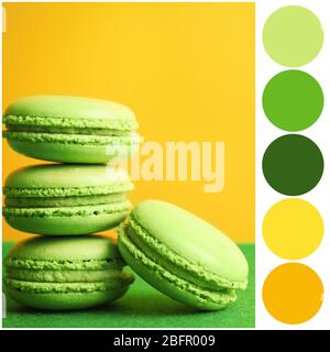 Palette de couleurs et macarons savoureux sur fond jaune Banque D'Images