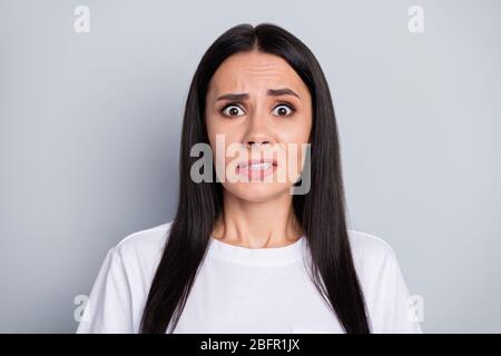 Portrait d'une jeune fille stupéfaite entendez incroyable horrible virus de la couronne contamination nouveauté impressionné stare porter bon look ensemble isolé sur gris Banque D'Images