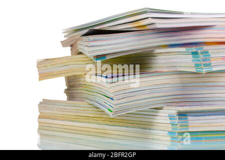 piles de magazines isolées sur blanc Banque D'Images