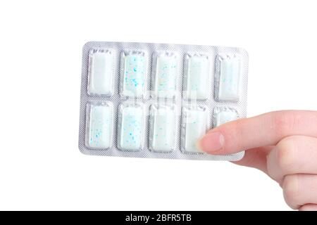 Blister avec 10 gommes à mâcher à la main isolé sur blanc Banque D'Images