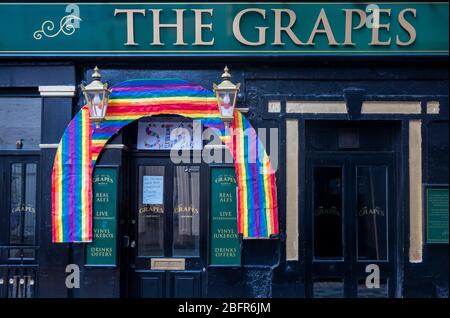 Le pub Grapes et le bar de musique de Mathew Street à Liverpool montrant le drapeau arc-en-ciel Banque D'Images