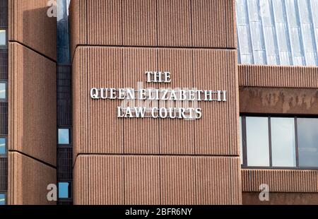 Entrée aux tribunaux de la reine Elizabeth II à Liverpool Banque D'Images