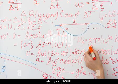 écriture sur les formules du tableau blanc, clôture Banque D'Images