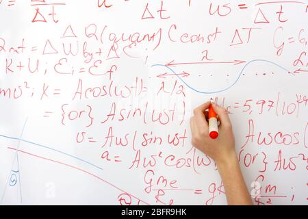 écriture sur les formules du tableau blanc, clôture Banque D'Images