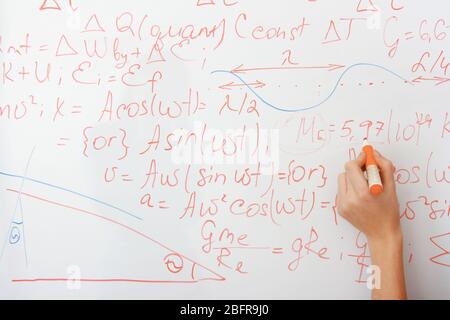 écriture sur les formules du tableau blanc, clôture Banque D'Images