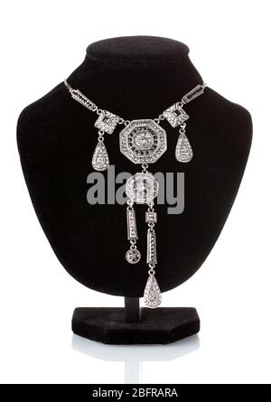 Collier argent sur mannequin noir isolé sur blanc Banque D'Images