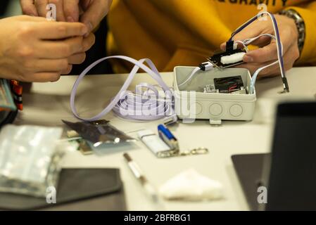 Montage du capteur de temps. Les petits composants électroniques sont assemblés et cousus à la table. Surveillance publique de la pollution atmosphérique. Banque D'Images