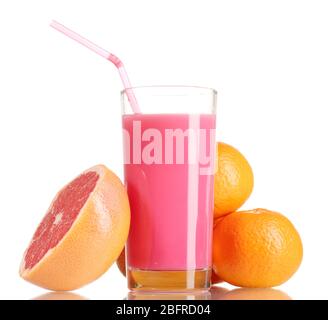 Jus de pamplemousse et pamplemousse frais isolés sur blanc Banque D'Images
