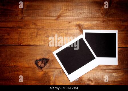 Les papiers photo sur fond de bois Banque D'Images