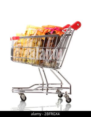 délicieux champignons marinés dans les pots en verre dans le panier isolé sur blanc Banque D'Images