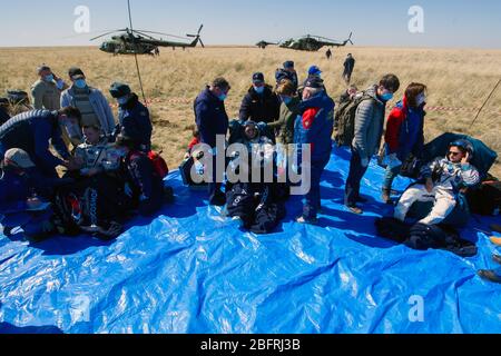 ZHEZKAZGAN, KAZAKHSTAN - 17 avril 2020 - le personnel de soutien russe travaille autour de l'engin spatial Soyuz MS-15 peu après avoir atterri dans une zone éloignée près Banque D'Images