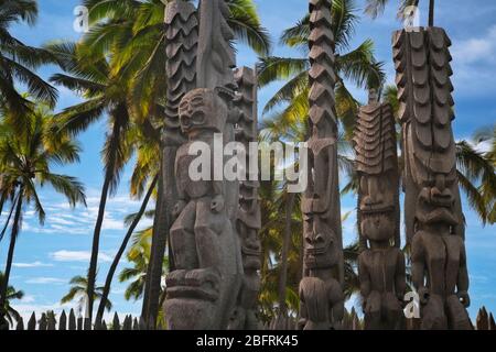 Les statues Fierce Ki’i sont garantes de la baie d'Honaunau, sur la place du parc historique national Refuge sur la Grande île d'Hawaï. Banque D'Images